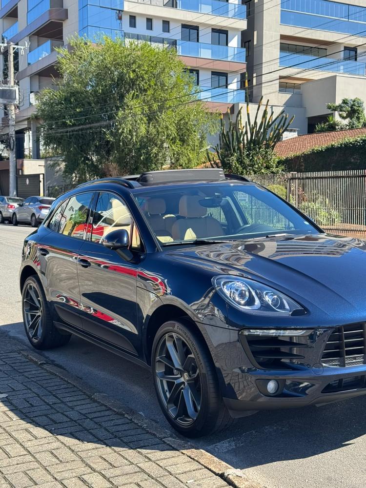 SUV azul estacionado na rua para avaliação