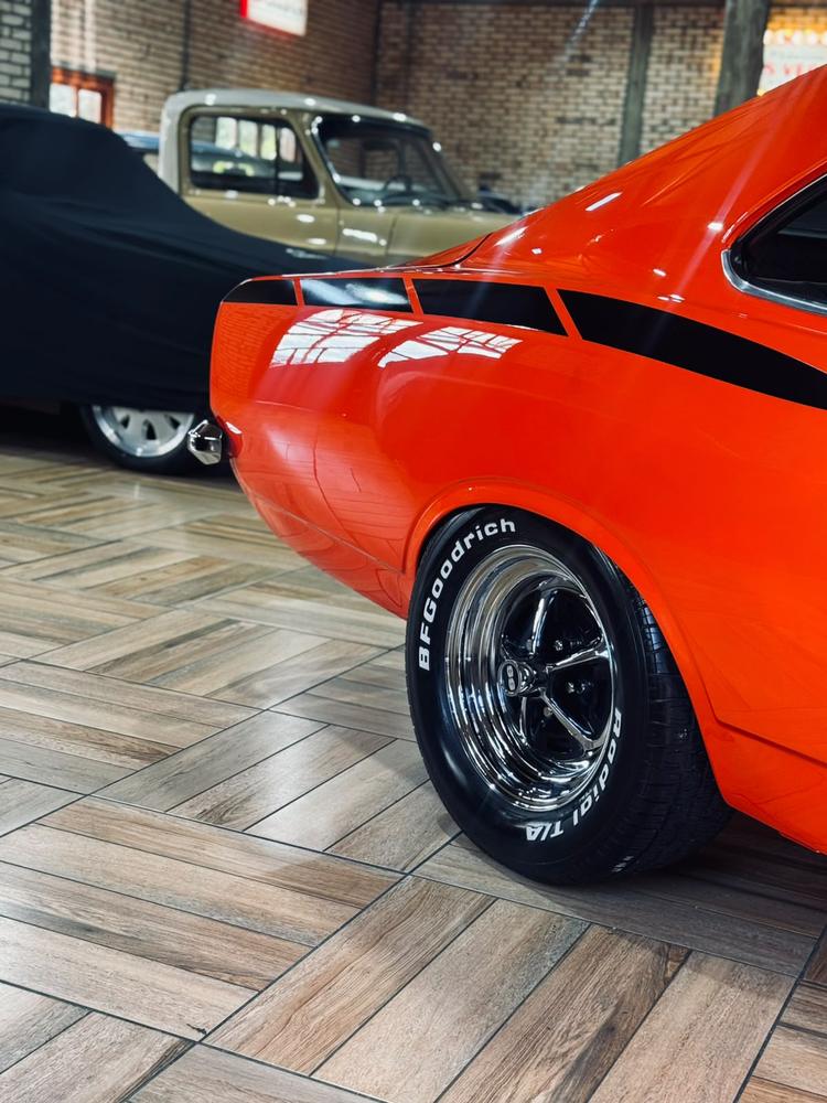 Detalhe da roda cromada de um clássico laranja